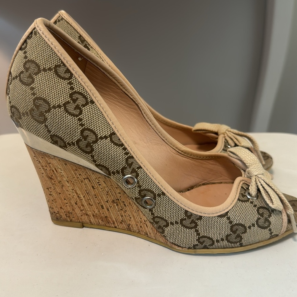 - Authentic Gucci heels shoe - Picture 3 of 7